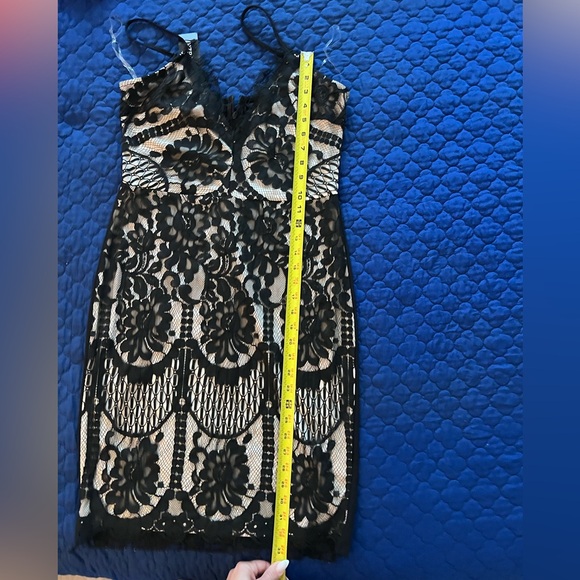 Elegant Black Lace Midi Dress - Picture 11 of 16